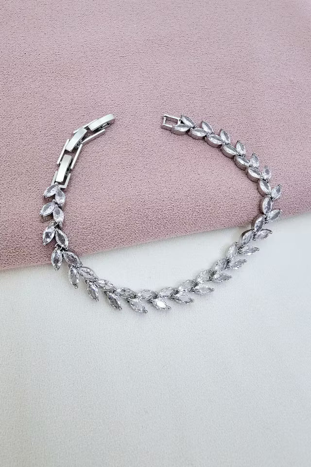 Vip modell silverfärgat armband med vit sten