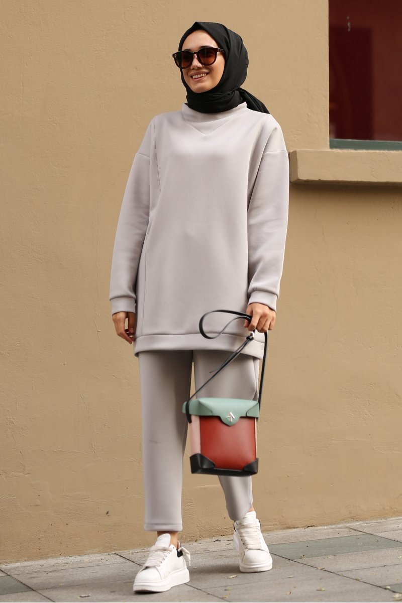 Gizce Egea Grå kostym