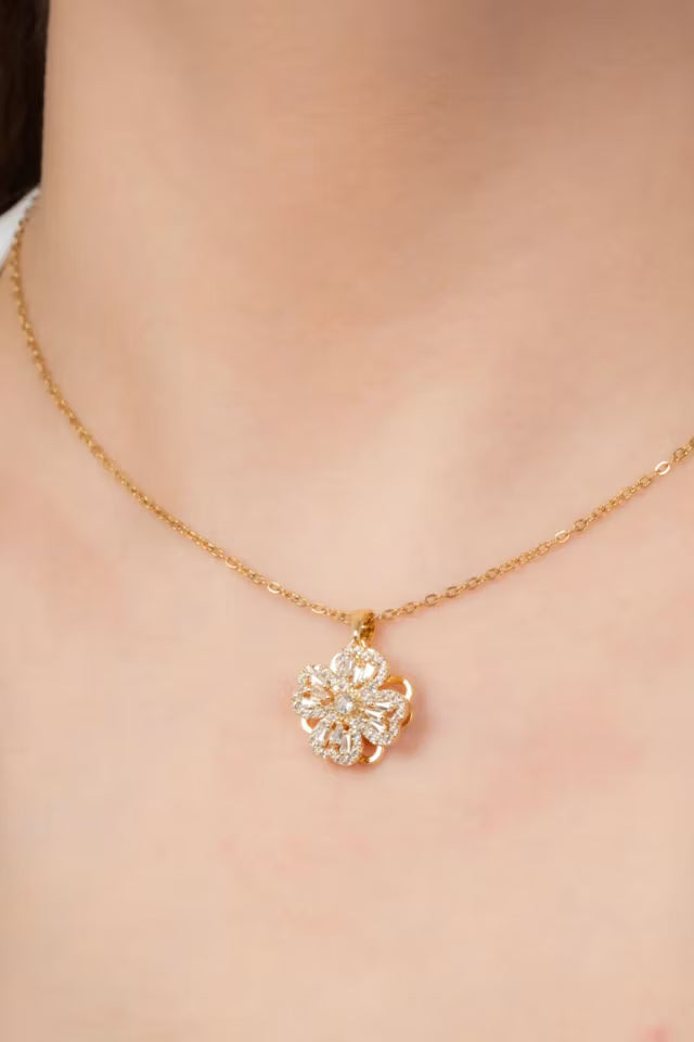 Guldpläterad virvlande blommamotiv stenhalsband