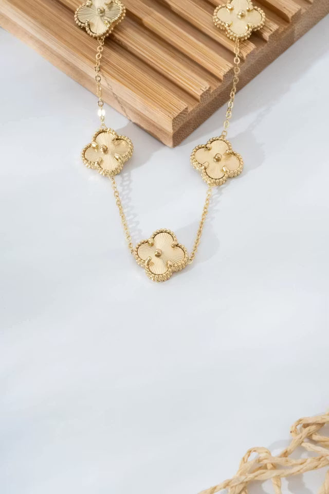 Elegant blomstermotiv stålhalsband