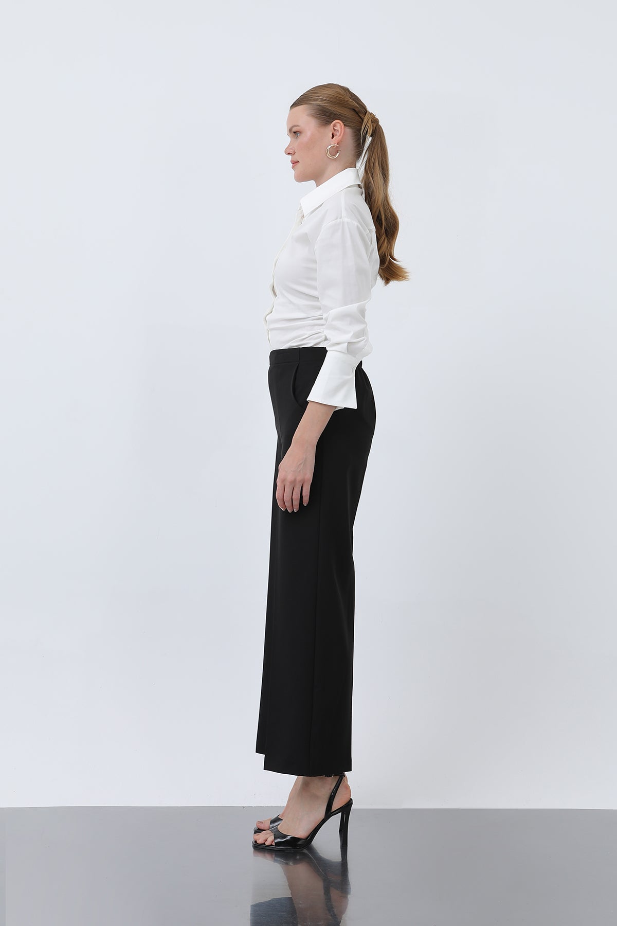 Rak skurna byxor för kvinnor svart