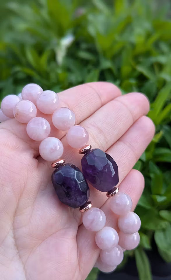 Rosenkvartsarmband med ametist sten i mitten (10mm)
