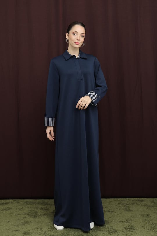 Marinblå enfärgad klänning med polokrage