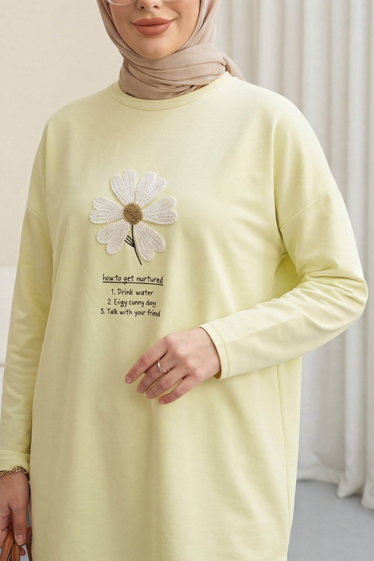 Rundringad bomullstunika med blombroderi framtill - Ljusgul