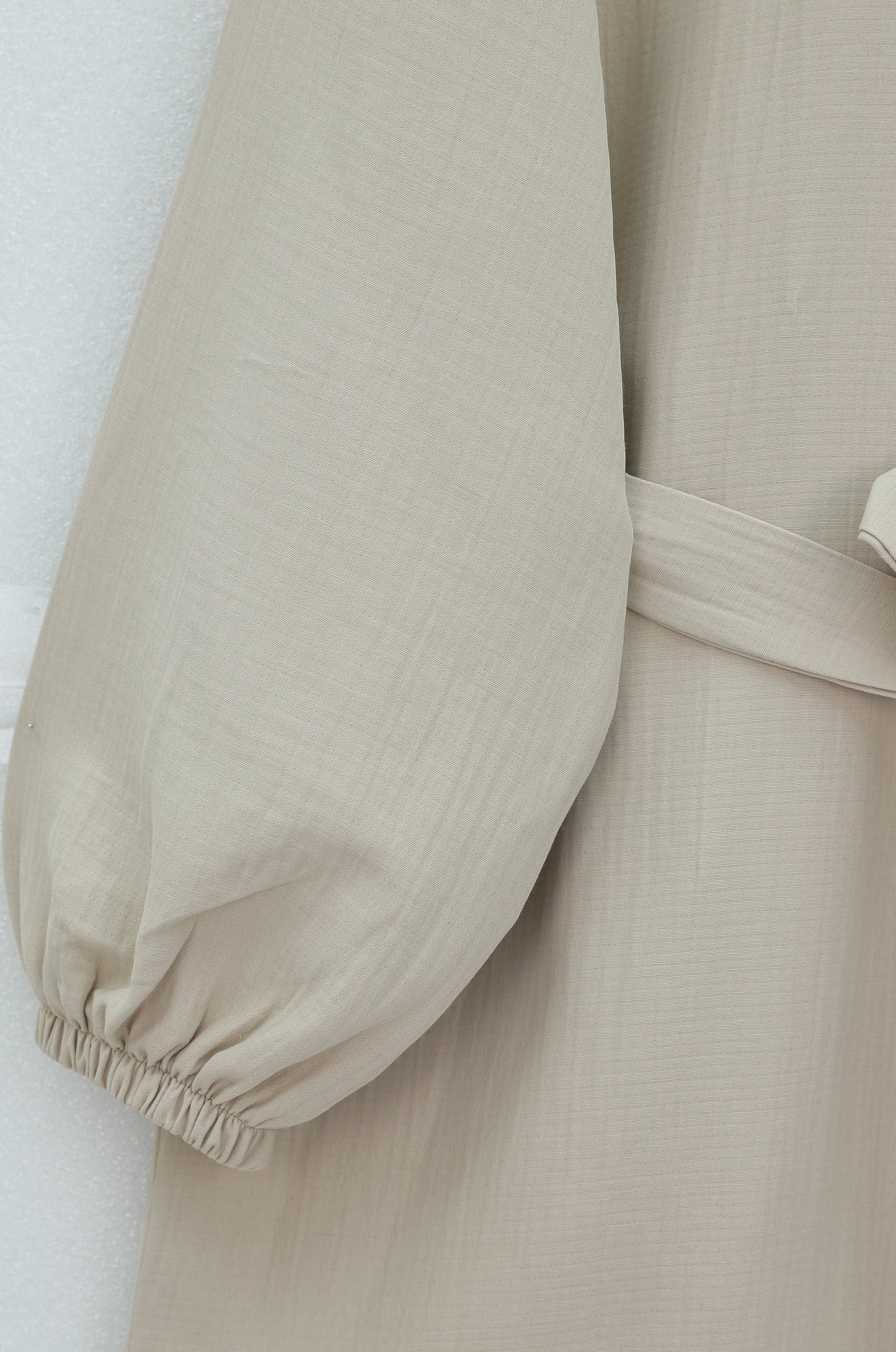 Lång muslintunika med resår i muddarna och dragsko i midjan - Beige