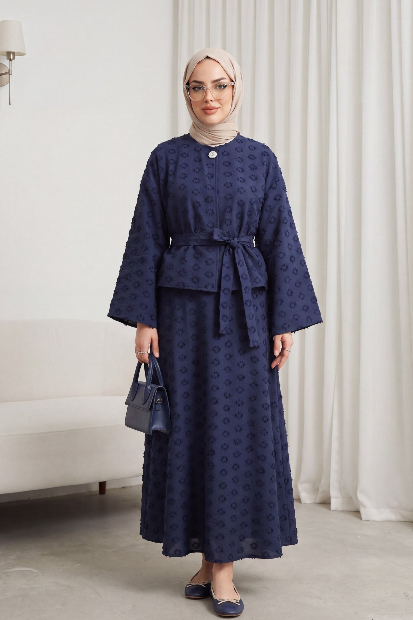 Set med enkel knapp, präglad broderi och knytband i voile-crepe - Marinblå