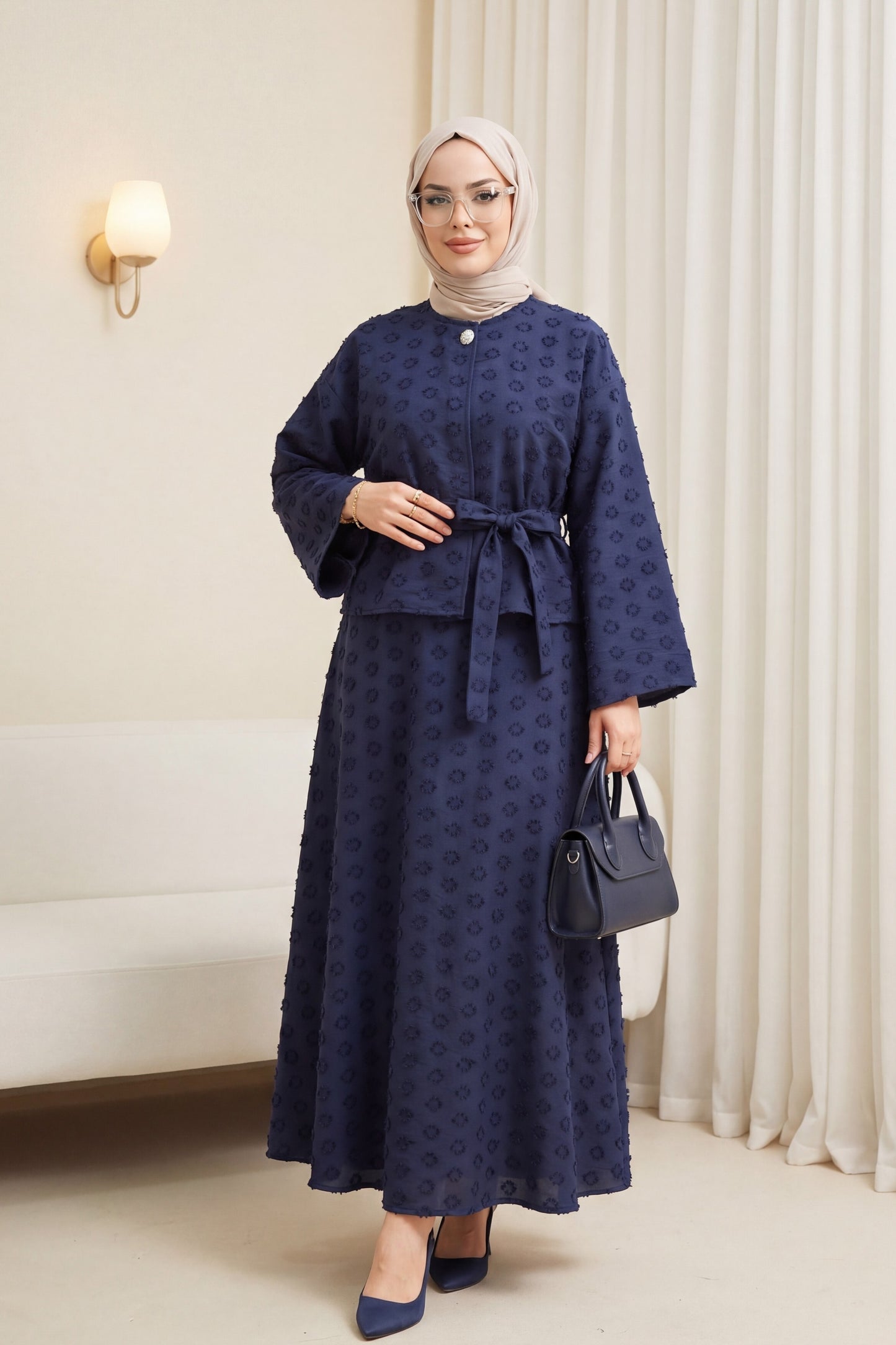 Set med enkel knapp, präglad broderi och knytband i voile-crepe - Marinblå