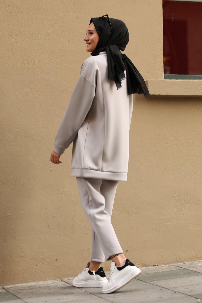 Gizce Egea Grå kostym