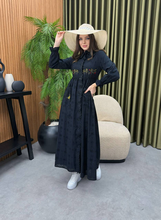 Polen svart broderad klänning