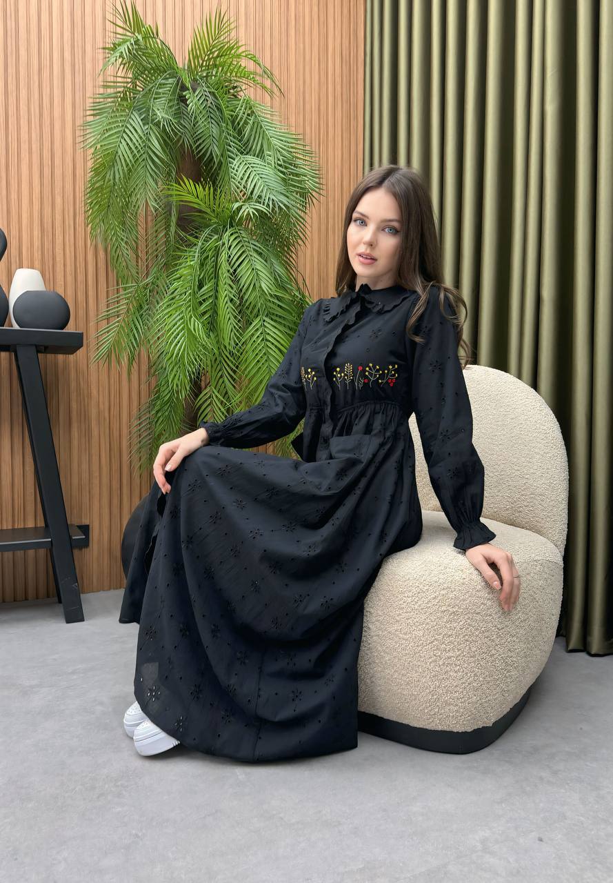 Polen svart broderad klänning