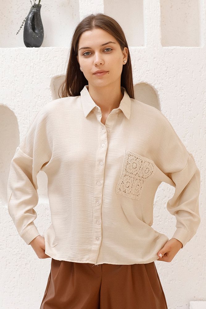Spetsdetaljerad skjorta