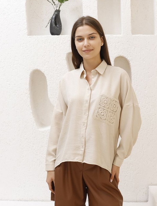 Spetsdetaljerad skjorta