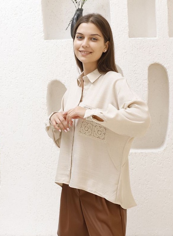 Spetsdetaljerad skjorta