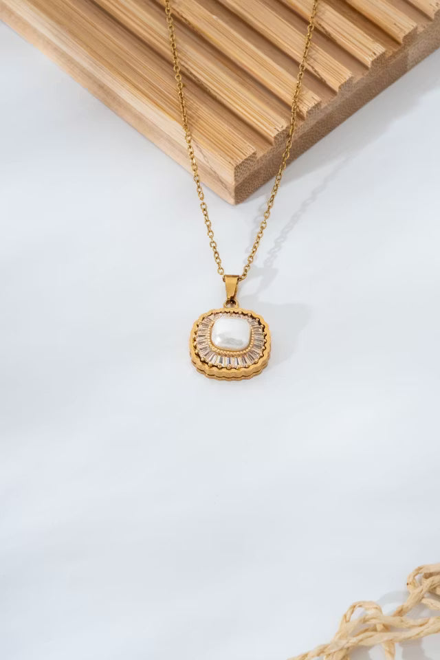 Pärldetaljerad stålhalsband