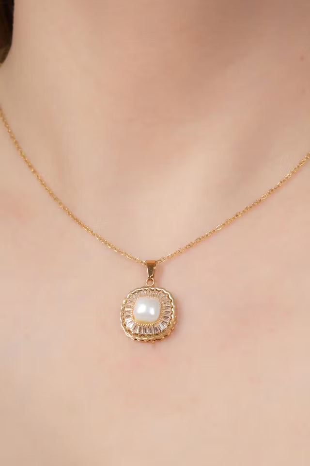 Pärldetaljerad stålhalsband