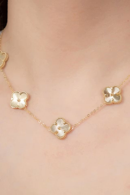 Elegant blomstermotiv stålhalsband