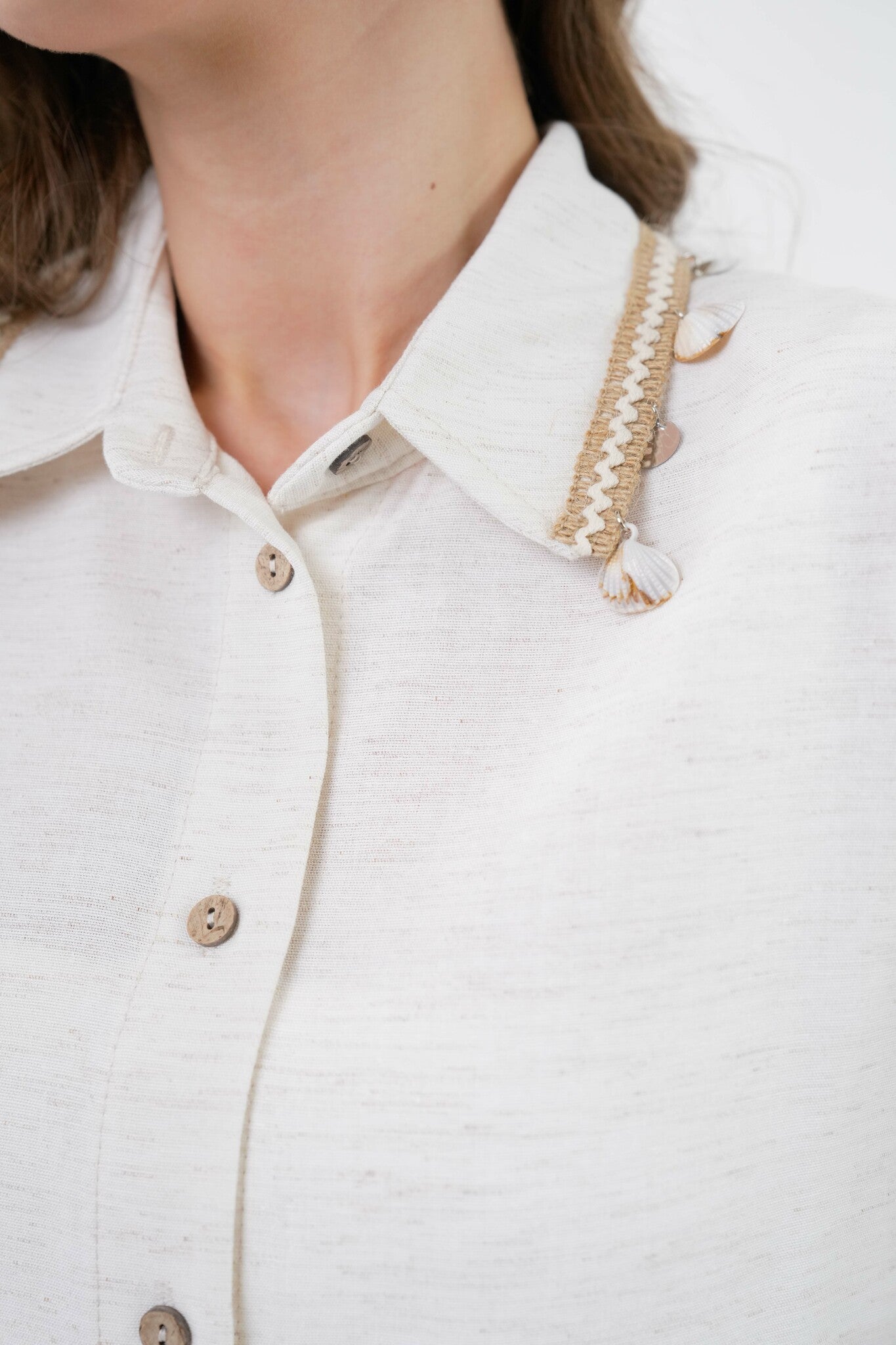 Naturkrage och ryggaccessoardetaljerad överdimensionerad