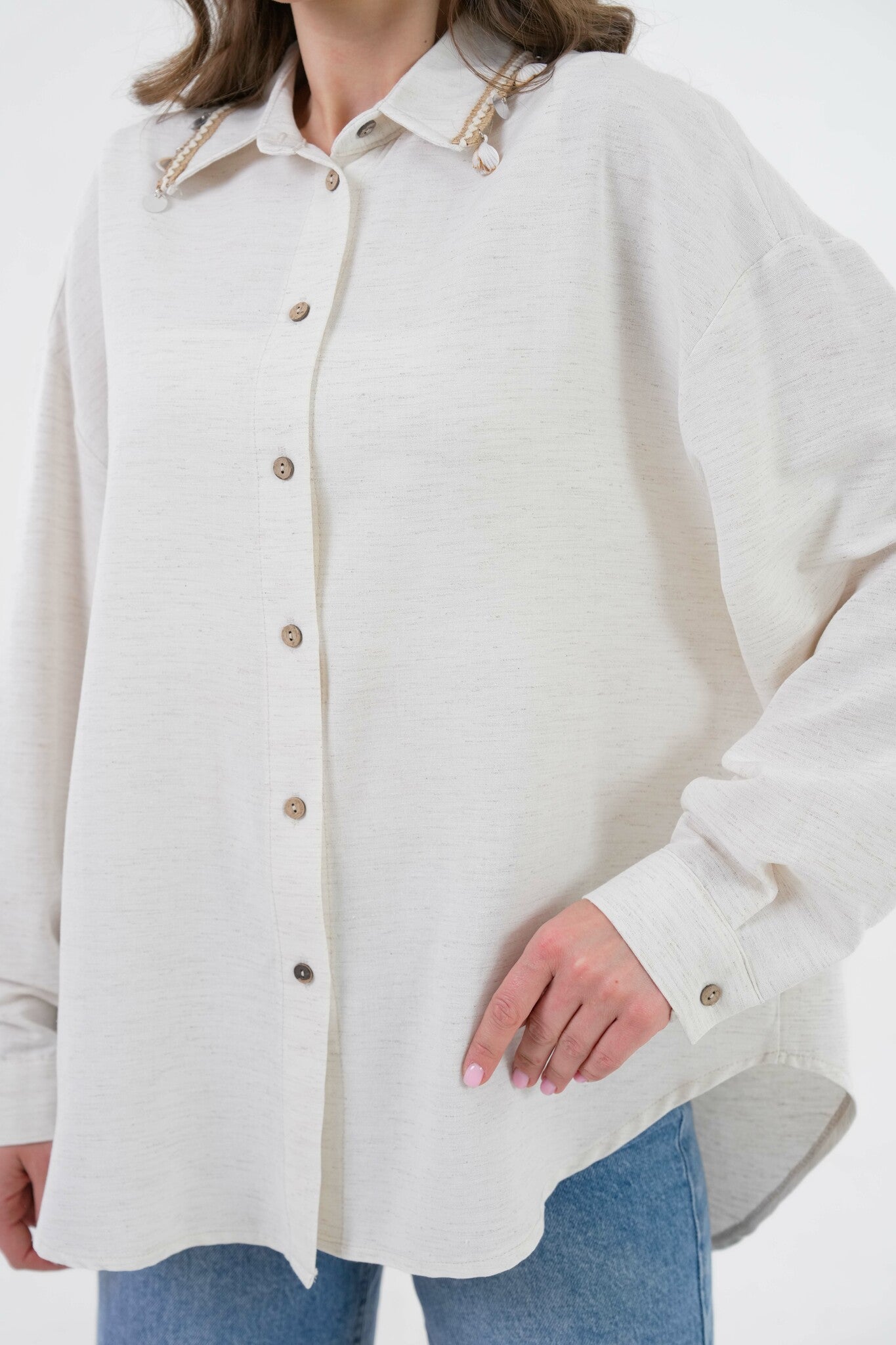 Naturkrage och ryggaccessoardetaljerad överdimensionerad