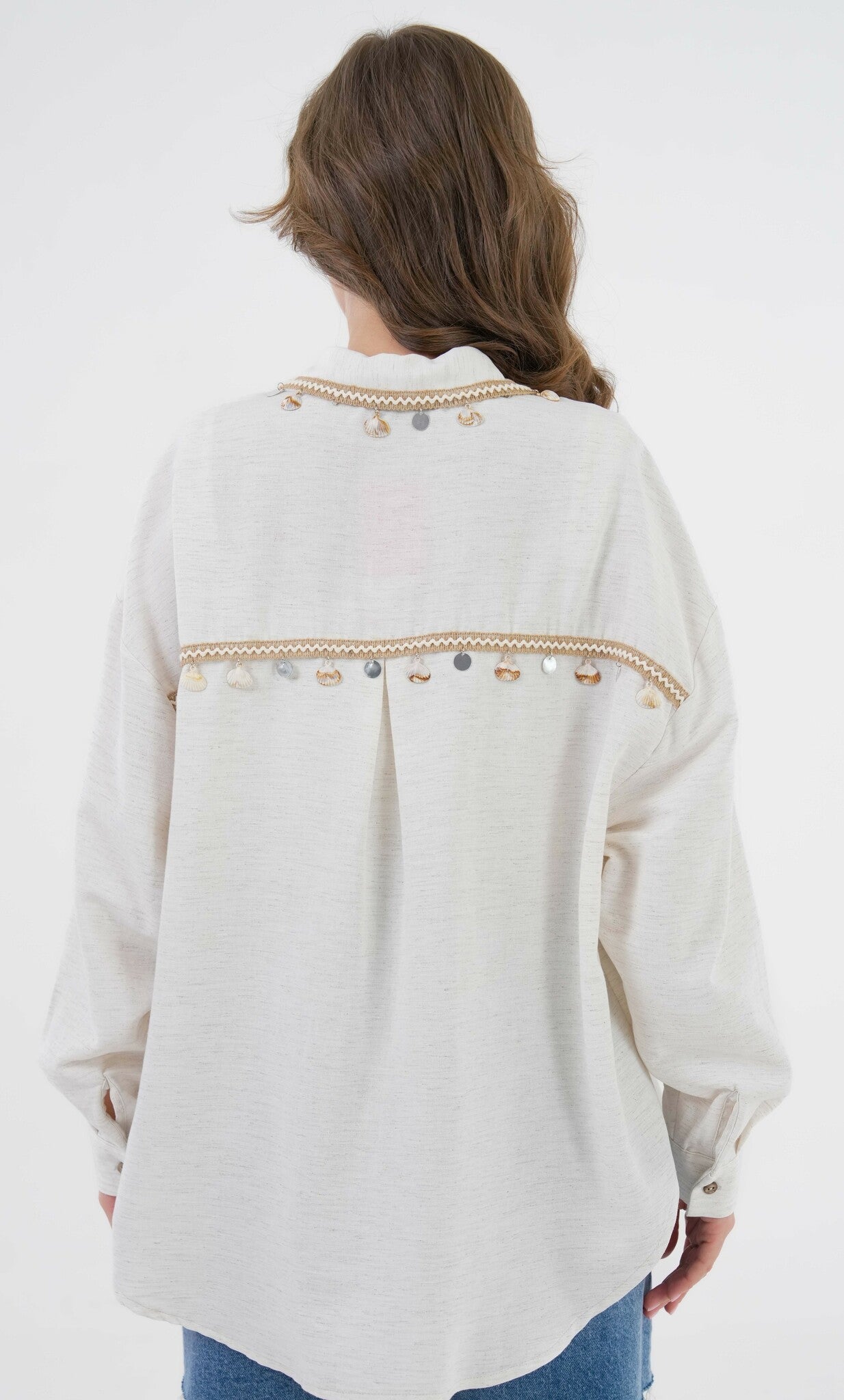 Naturkrage och ryggaccessoardetaljerad överdimensionerad