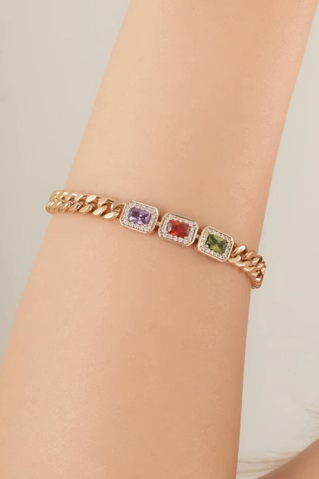 Guld VIP-armband med färgglada stenar