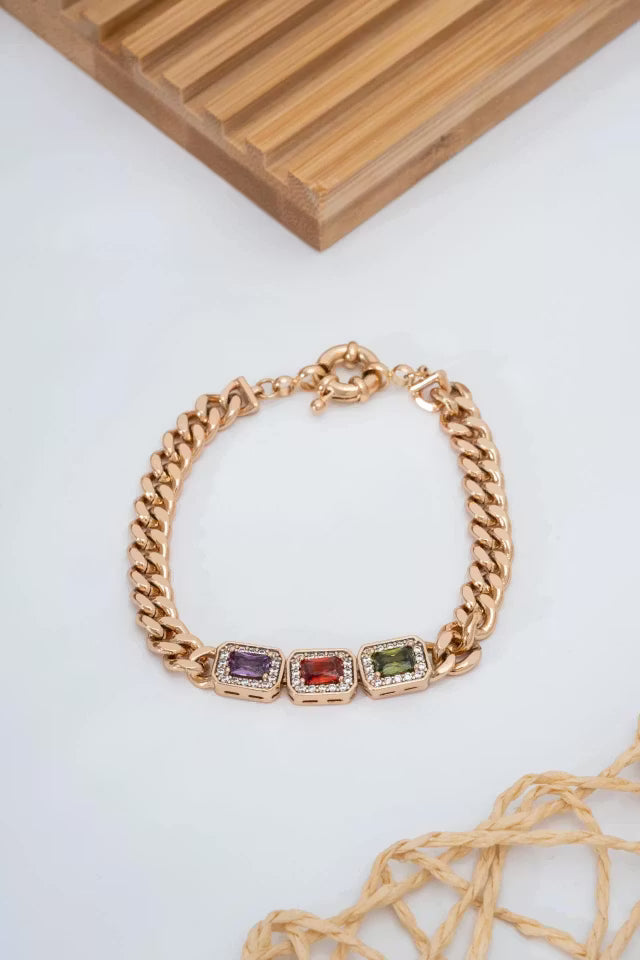 Guld VIP-armband med färgglada stenar