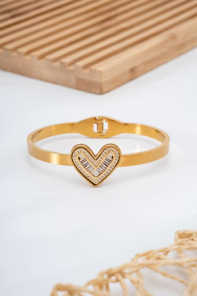 Modernt hjärtdetaljerad stålarmband