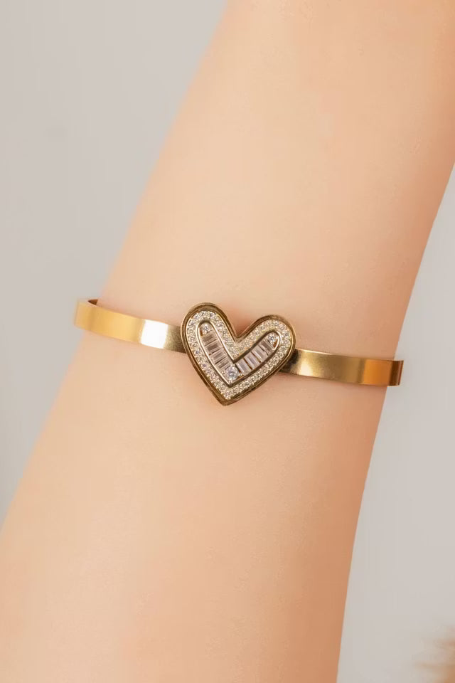 Modernt hjärtdetaljerad stålarmband