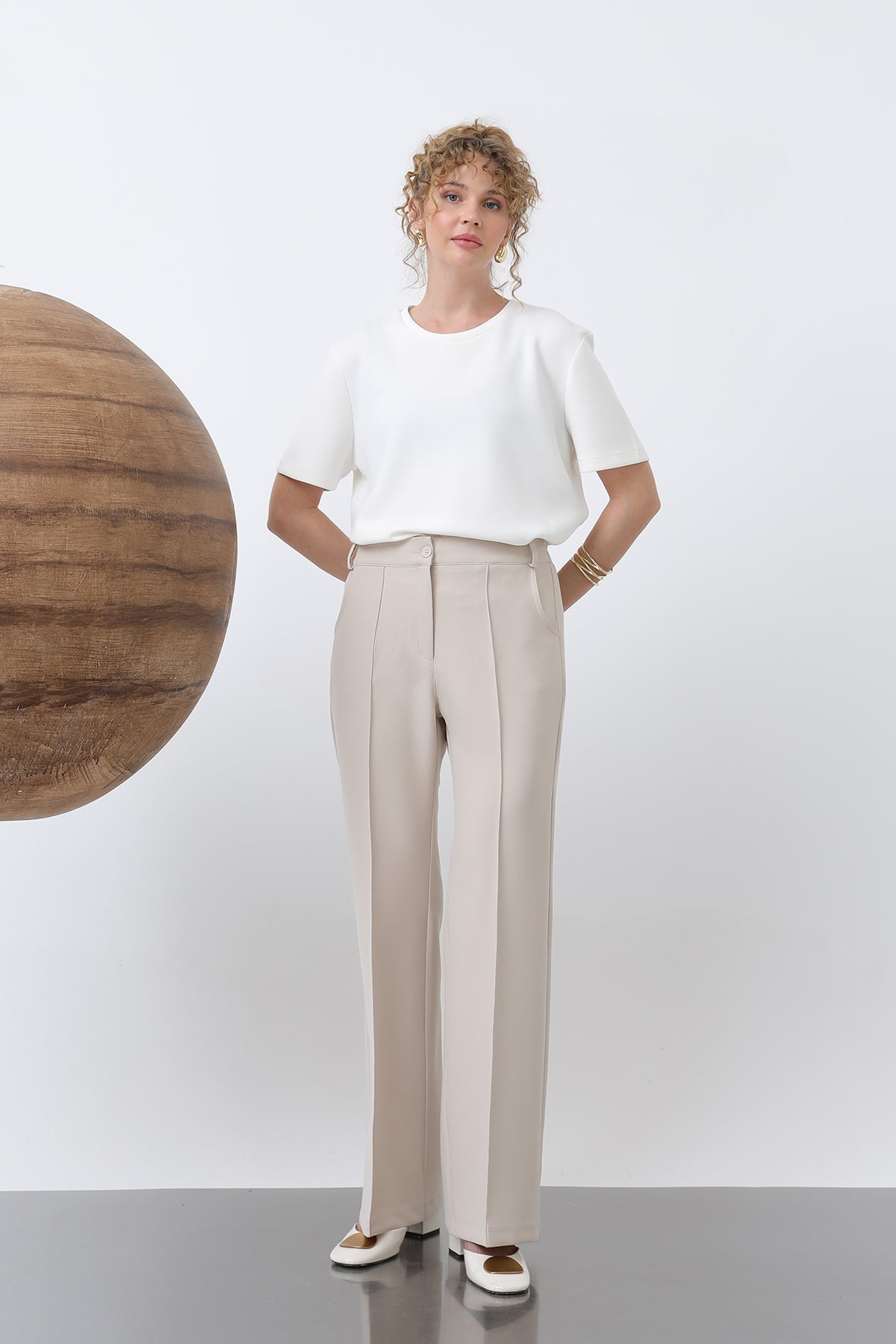 Beige ribbstickade byxor för kvinnor