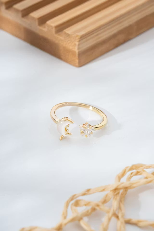 Justerbar ring med mån och stjärnfigur i guld
