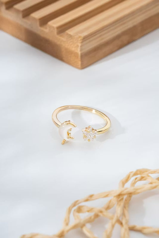 Justerbar ring med mån och stjärnfigur i guld