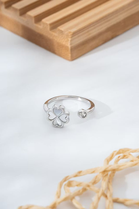 Fyrklöver figurerad silverfärgad justerbar ring