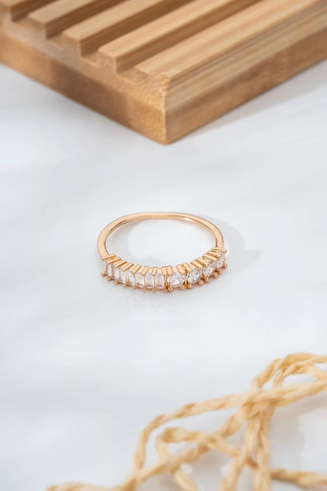 Gyllene gul glänsande sten Detaljerad tunn stålring