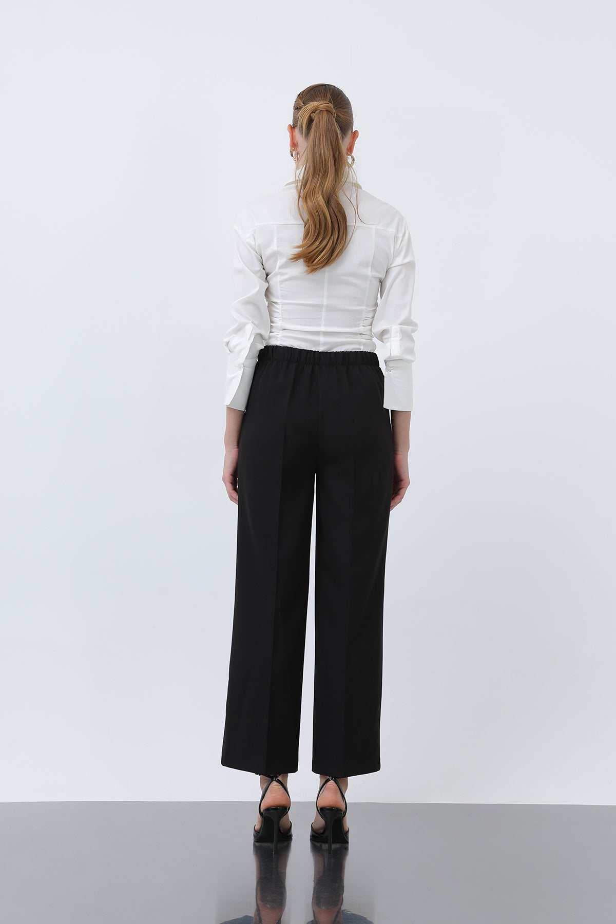 Rak skurna byxor för kvinnor svart