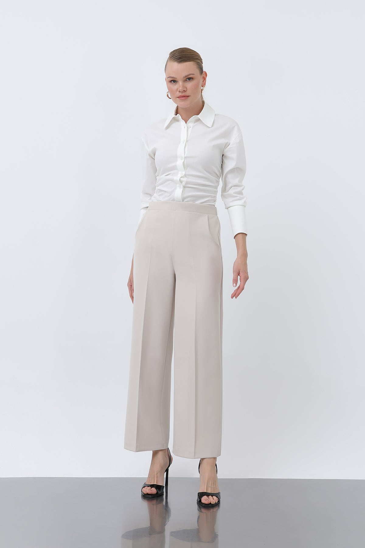 Rak skurna byxor för kvinnor beige