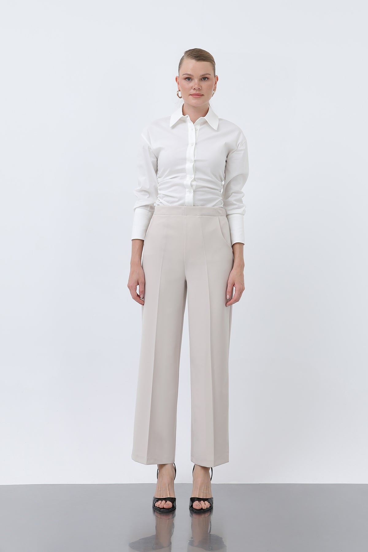 Rak skurna byxor för kvinnor beige