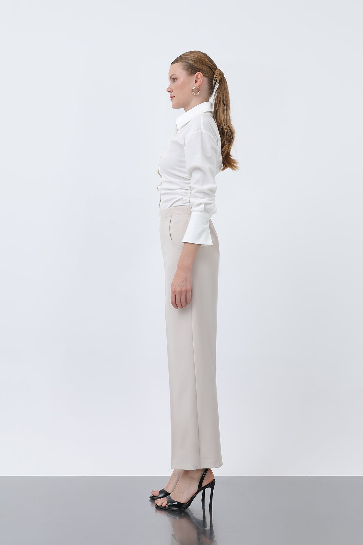 Rak skurna byxor för kvinnor beige