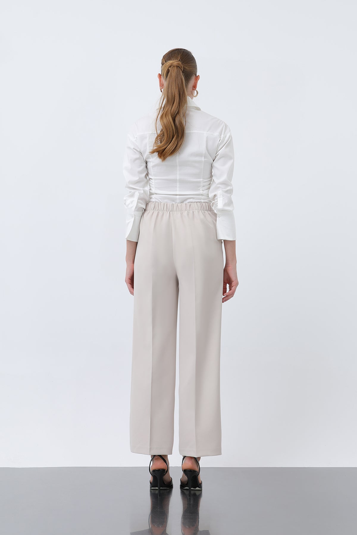 Rak skurna byxor för kvinnor beige