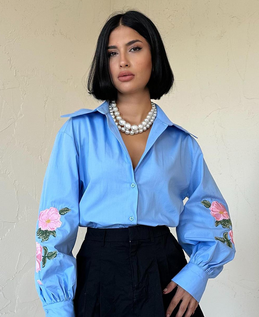 Skjorta med rosenbroderade ärmar - blå