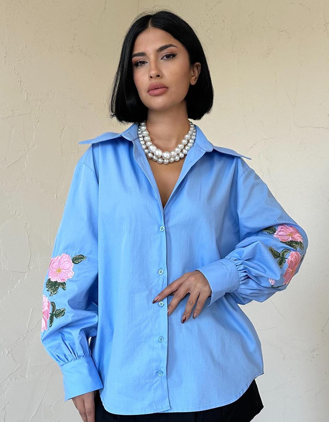 Skjorta med rosenbroderade ärmar - blå
