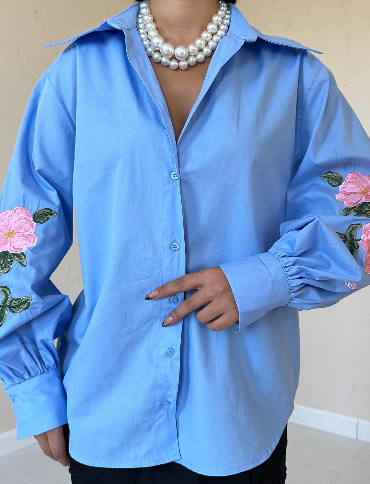 Skjorta med rosenbroderade ärmar - blå