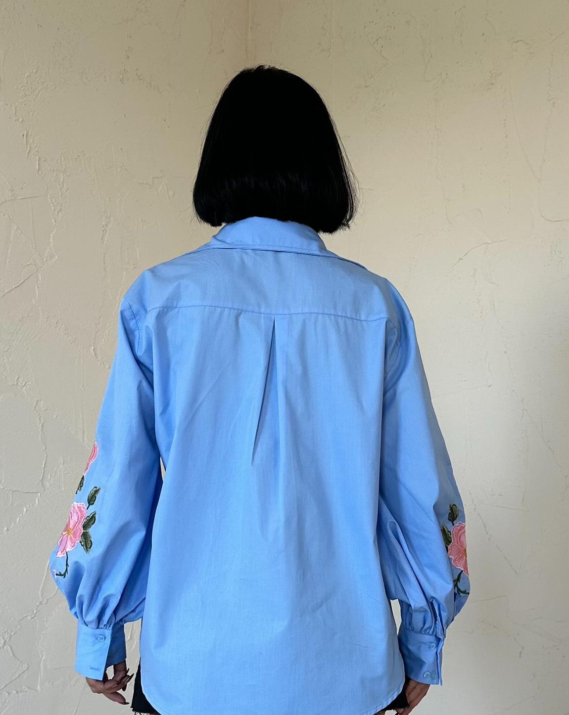 Skjorta med rosenbroderade ärmar - blå