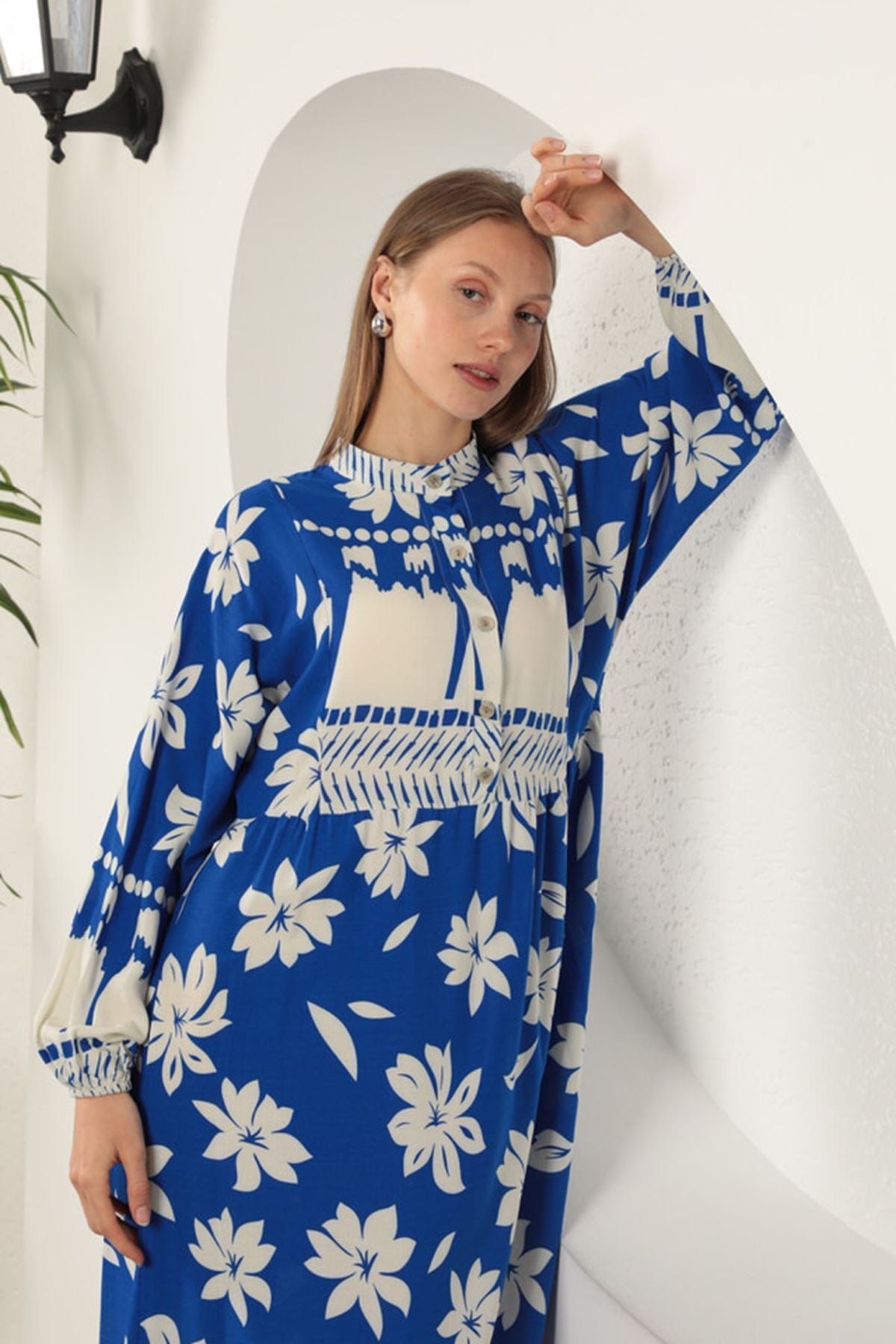 Blommig klänning i viskostyg