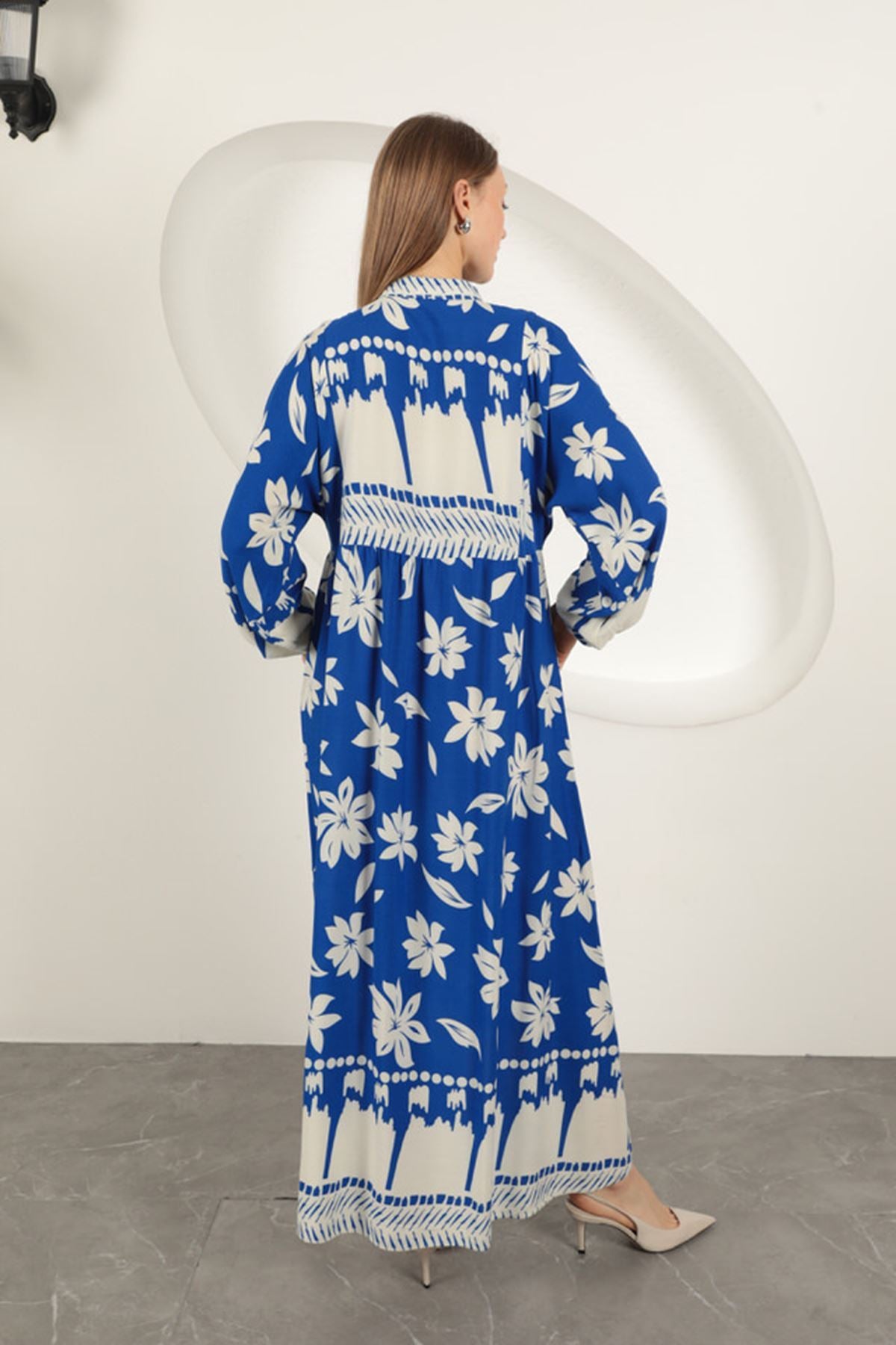 Blommig klänning i viskostyg