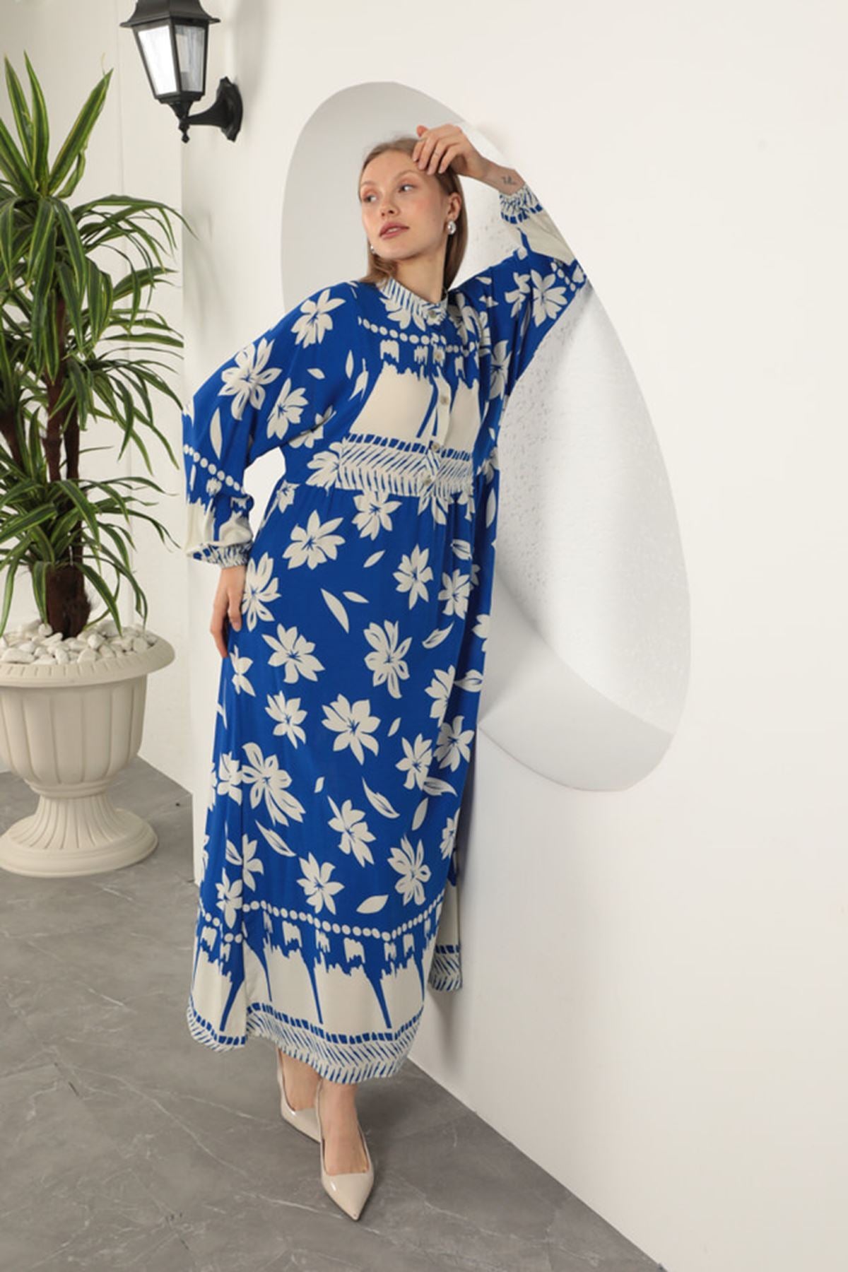 Blommig klänning i viskostyg