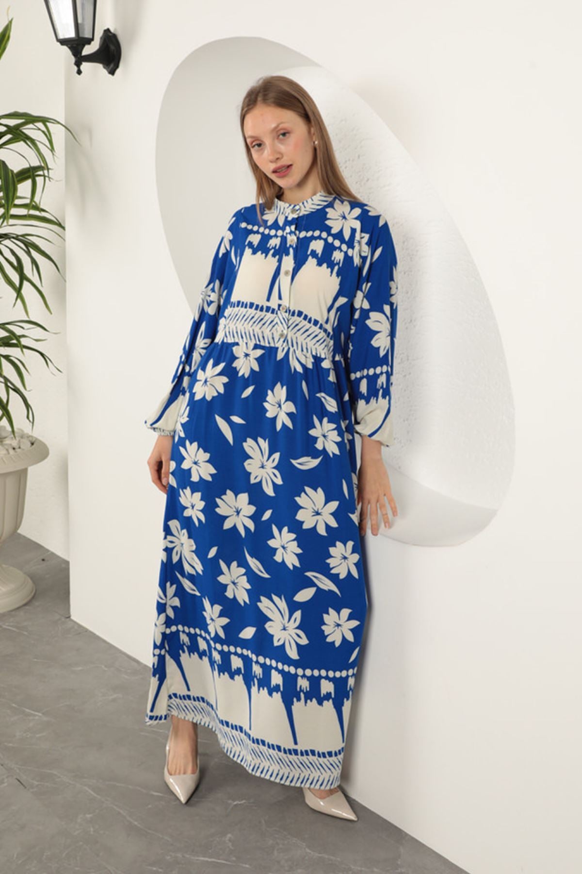 Blommig klänning i viskostyg