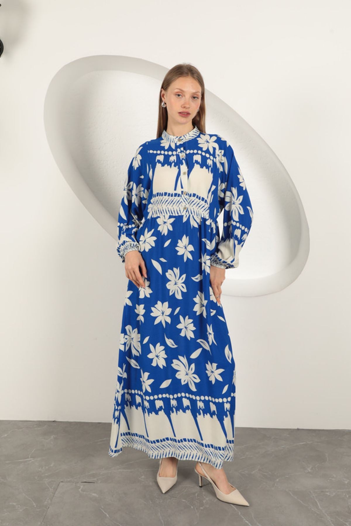 Blommig klänning i viskostyg