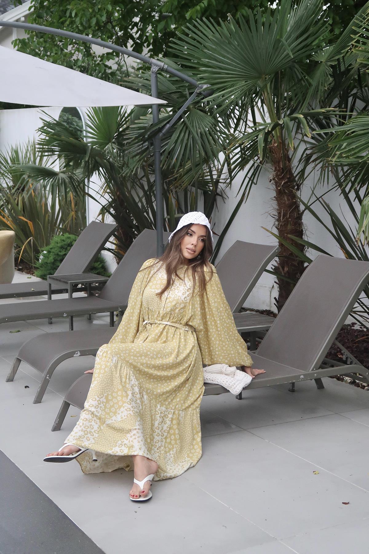 Gul blommig klänning