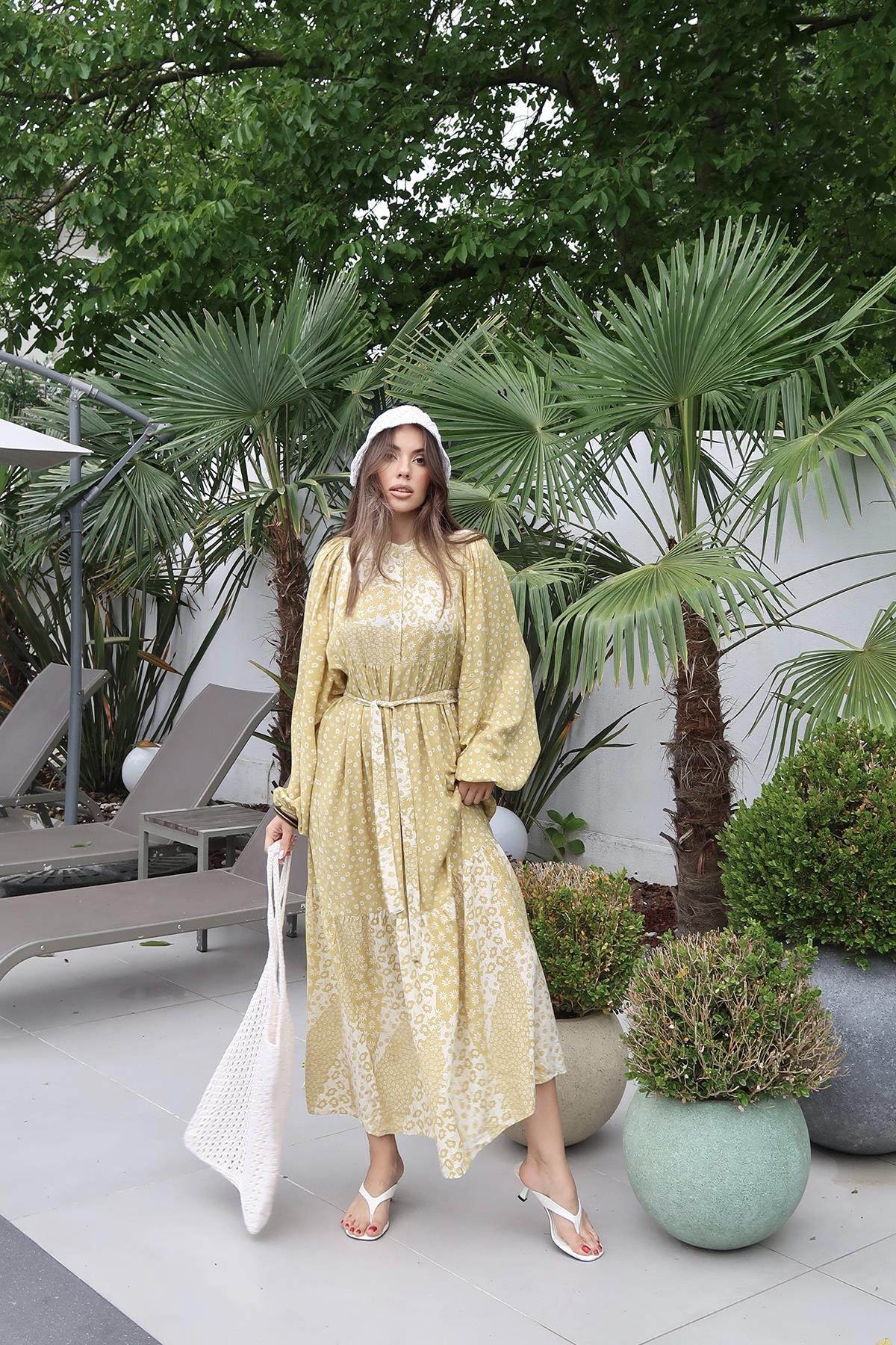 Gul blommig klänning