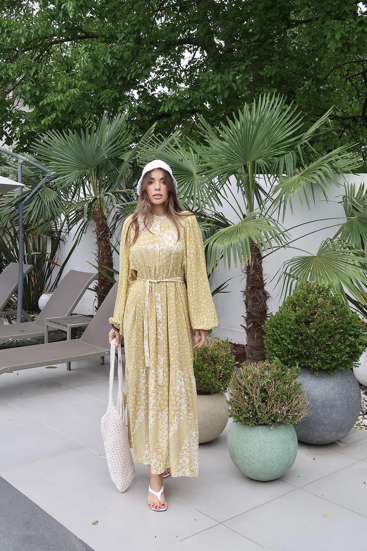 Gul blommig klänning