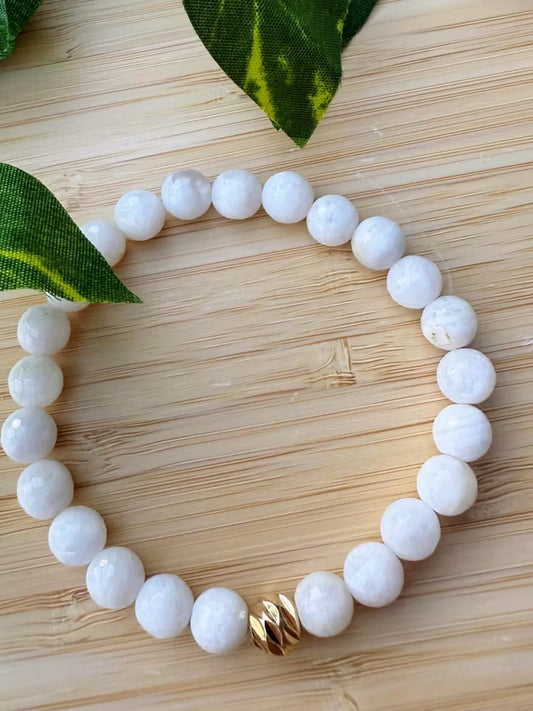 Månstens armband med guld pärla (8 mm)